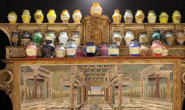 Dal bleu egizio al rosso carminio: a Santa Teresa dei Maschi il "Museo dei pigmenti colorati"